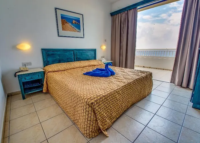 St. George Gardens And Hotell Paphos